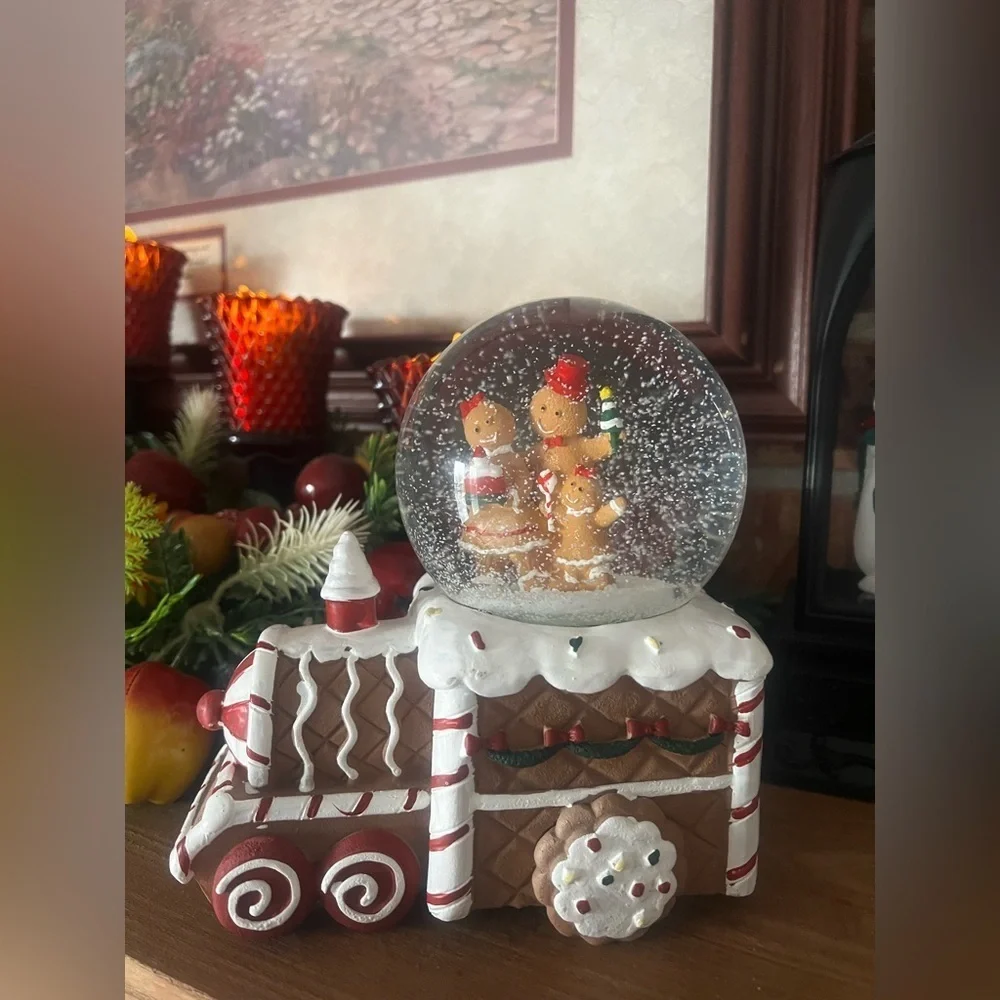 ❤️ Gingerbread Man Christmas Cookie Train Musical Snow globe